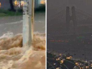 Chuva alaga metrô em SP, e passageiros se agarram em grades para não serem levados por correnteza