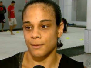 Ex-lutadora do UFC Livinha é presa com arma, munições, maconha e anabolizantes no interior de SP