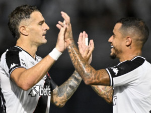 Goleada mostra que esquema de Carille ajuda Coutinho e as boas opções do Vasco para o meio