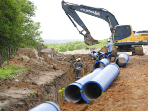 Governador Elmano visita obras do Projeto Malha D’Água em Milhã e Banabuiú