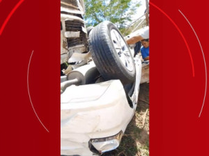 Seis pessoas morrem e uma fica gravemente ferida após carreta bitrem colidir com dois carros em rodovia na Bahia