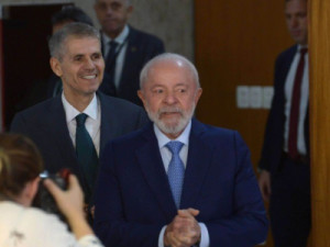 Com mudança na comunicação, Lula vai para a linha de frente e rebate críticas