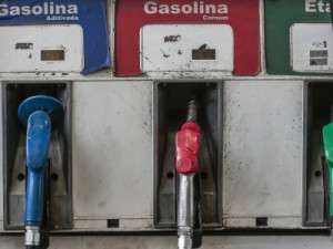 Gasolina e diesel vão subir amanhã, independentemente da Petrobras. Entenda por que e o custo no bolso