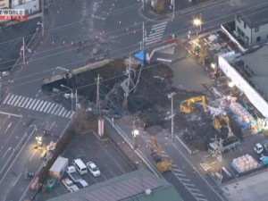 Idoso está há três dias preso em caminhão que foi 'engolido' por cratera, no Japão