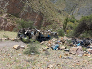 Ônibus cai em abismo de 800 metros na Bolívia e deixa ao menos 30 mortos