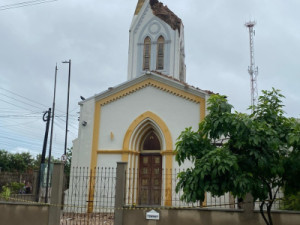 Torre e teto de igreja desabam durante chuva no Ceará, e duas pessoas ficam feridas