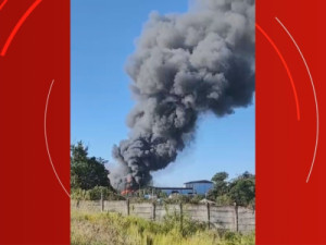 Incêndio de grandes proporções atinge fábrica de alimentos em Cachoeirinha, no RS;