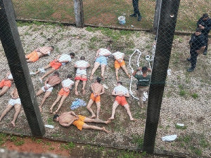 Doze detentos são capturados por policiais penais após tentativa de fuga em presídio no Ceará