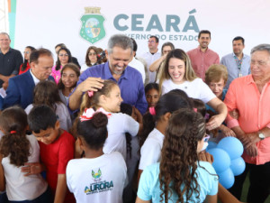 Governo do Ceará entrega Centro de Educação Infantil e Brinquedopraça para população de Aurora