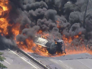 Caminhão-tanque pega fogo e fecha na Dutra nos dois sentidos