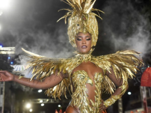 Erika Januza é escolhida pelo público como a rainha que mais brilhou no primeiro dia de desfiles do Carnaval do Rio