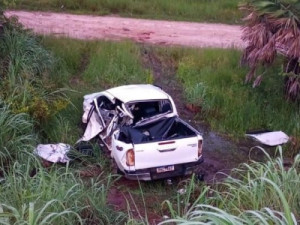 Quatro pessoas morrem após caminhonete em alta velocidade colidir com caminhão e vaca em Cascavel