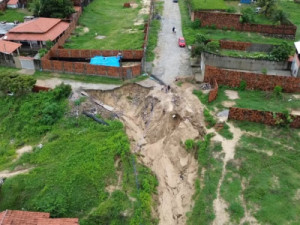 Forte chuva obriga população a abandonar casas e abre cratera em Caucaia - CE