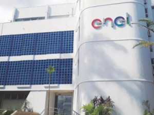 Enel Ceará é multada em R$ 10,2 milhões pela Arce por atrasos em obras estaduais