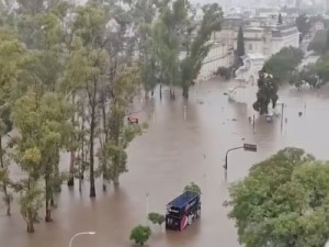 Caos climático em Bahía Blanca: cidade na Argentina recebe em um dia chuva esperada para quase um ano