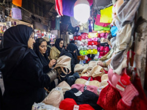 Irã utiliza drones e reconhecimento facial para monitorar uso do hijab por mulheres, aponta missão da ONU