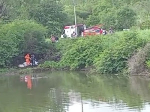 Casal e filho de 3 anos morrem após carro cair em riacho no interior do Ceará