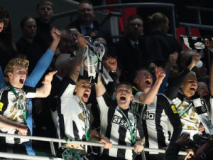 Newcastle vence o Liverpool e conquista título inédito da Copa da Liga Inglesa