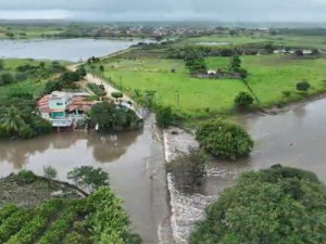 Barragem rompe no interior do Ceará e trecho de rodovia é interditado