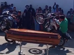 Pilotos dão 'grau' em velório de motociclista que praticava a manobra e morreu em acidente de moto