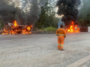 Acidente entre carreta, micro-ônibus e carro deixa dois mortos e 12 feridos em Santa Catarina