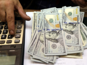 Ibovespa bate recorde e fecha a 140 mil pontos pela 1ª vez na história; dólar avança a R$ 5,66