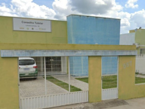 Bebê de um mês é hospitalizada com fraturas no corpo, e pais são autuados por tortura