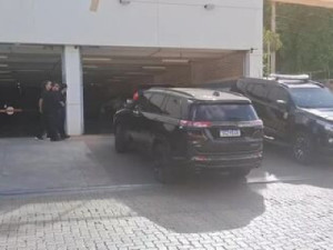 Bolsonaro chega à PF para prestar depoimento em investigação sobre atuação de Eduardo nos EUA