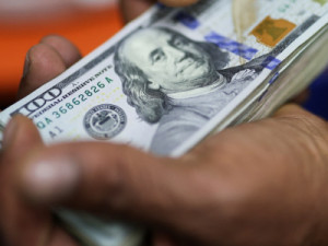 Dólar cai e fecha a R$ 5,56, no menor patamar desde outubro