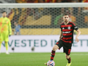 Jorginho participa dos dois gols do Flamengo na estreia e cai como uma luva no meio de campo