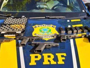 Passageira é presa com cinco armas e munição em ônibus na Grande Fortaleza