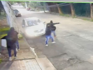 Homens armados fazem reféns e roubam R$ 3 milhões em joias, relógios, dólares e euros de mansão no Morumbi