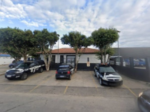 Mulher joga acetona e ateia fogo em corpo de jovem na Bahia; vítima teve queimaduras no peito e rosto