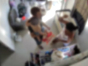 Homem provocando mulher com faca antes de ser morto por ela com filho bebê nos braços