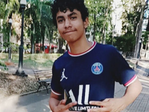 Adolescente foi obrigado a ajoelhar na brasa e teve mãos amarradas com arame farpado antes de ser morto por causa de celular