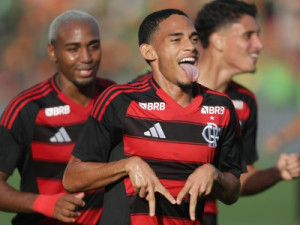 Quem é Gusttavo? Conheça jovem que substituiu Viña em Bayer Leverkusen x Flamengo e brilhou