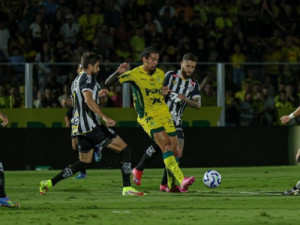 Com direito a "olé", Mirassol não dá chances ao Santos em vitória e dispara na tabela do Brasileirão