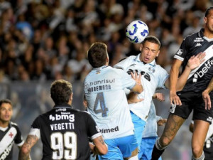 Vasco sai na frente, perde chances e Grêmio arranca empate no Brasileirão