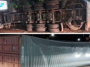 Carreta transportando gesso tomba depois do Rio Salamanca em Barbalha