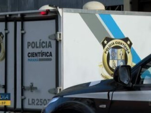 Criança vê sangue escorrendo da parede, polícia é chamada e encontra casal estrangeiro morto em apartamento em Curitiba