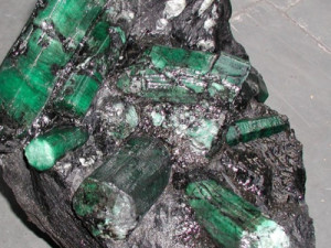 Esmeralda de 92,5 kg encontrada na Bahia será leiloada por lance inicial de R$ 100 milhões