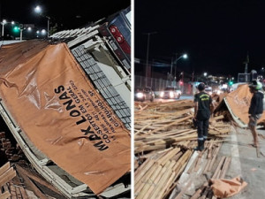 Carreta com carga de madeira tomba em frente a nova Rodoviária de Barbalha