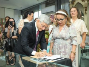 Batina, cópia do título eleitoral e chapéu: itens de Padre Cícero são doados a memorial em Juazeiro