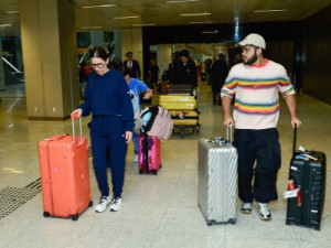 Família de Preta Gil chega ao Brasil no mesmo voo que o corpo da cantora