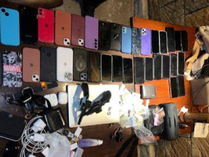 Dupla é presa ao tentar fugir de assalto a restaurante temático com 100 celulares, em Fortaleza