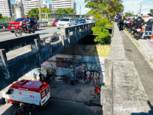 Motociclista jogado de viaduto em acidente contrai bactéria em hospital e morre