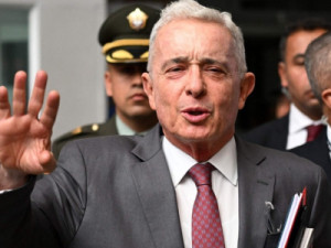Ex-presidente colombiano Álvaro Uribe é condenado a 12 anos de prisão domiciliar