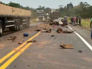 Três pessoas morrem e duas ficam feridas em acidente entre carreta e pick-up na BR-364, em RO