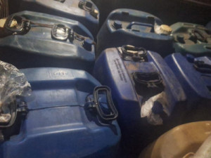 Suspeito de transporte e comércio irregular de combustível é preso em Teresina; mais de 30 tambores apreendidos