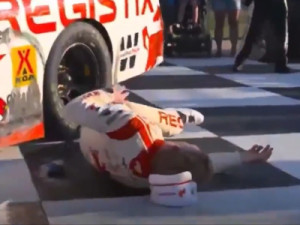 Piloto da Nascar sofre queda feia e fratura ao comemorar vitória